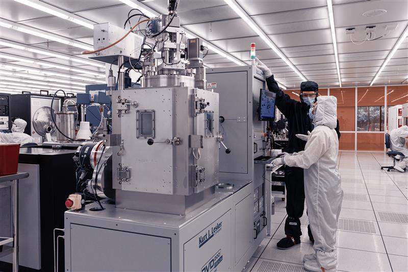 /Student%20working%20with%20IMS%20staff%20in%20the%20fabrication%20cleanroom