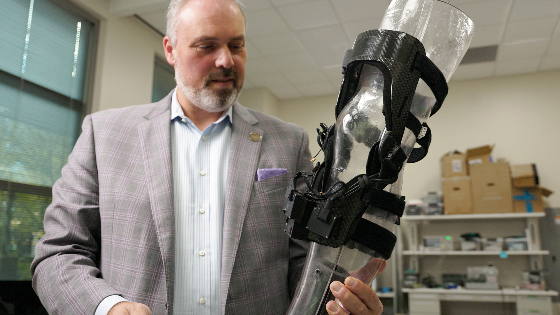 /Omer%20Inan%20holds%20an%20early%20prototype%20of%20Arthroba.