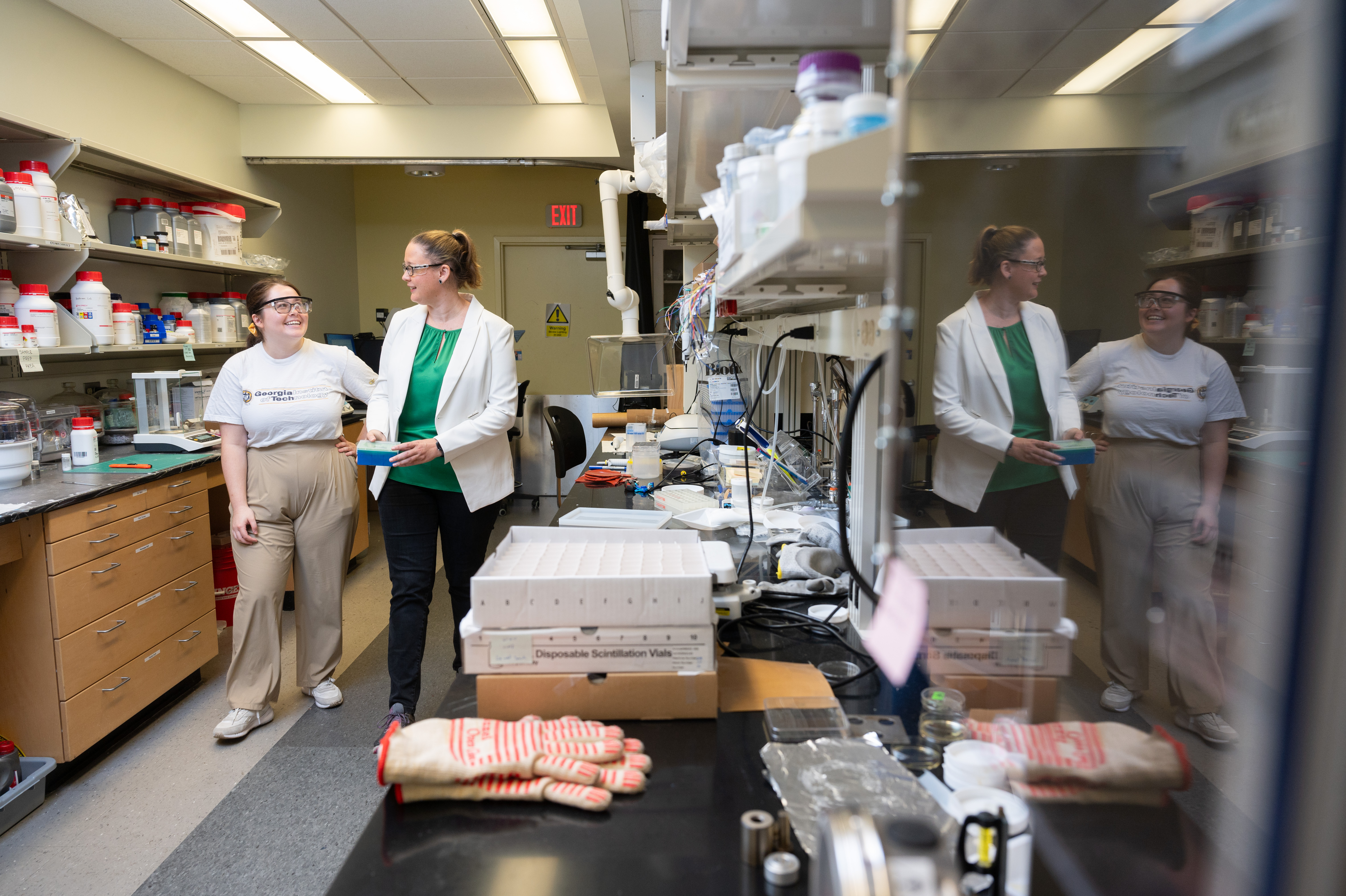 /Marissa%20Moore%20and%20Blair%20Brettmann%20in%20the%20lab.