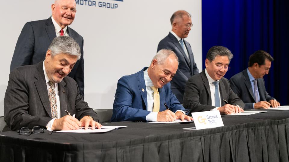 President Cabrera signs MoU with Hyundai. 