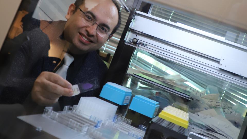 Ahmet in lab with iseqPLA