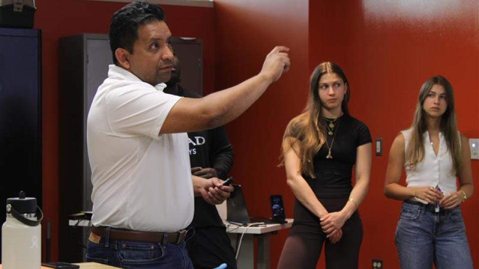 Omar Garcia gives a lecture in Startup Lab