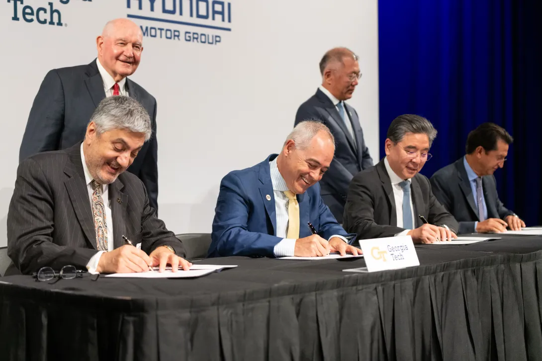 President Cabrera signs MoU with Hyundai. 